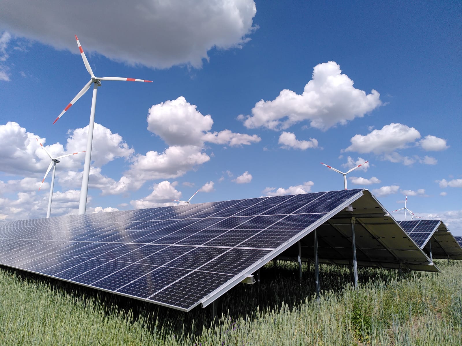 Energieerzeugung mittels PV-Anlagen und Windkraft